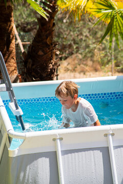 enfant seul dans une piscine