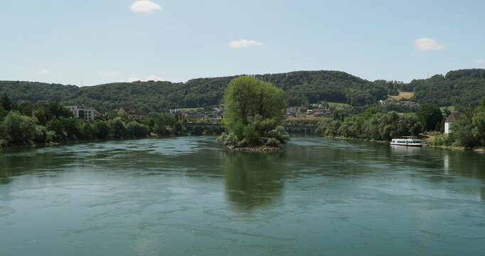 Fridolininsel mitten im Rhein zwischen der badischen Stadt Bad S&auml;ckingen und der aargauischen Gemeinde Stein aus einer kahlen Schotterbank im Rhein entstanden, oberhalb der Fridolinsbr&uuml;ck
