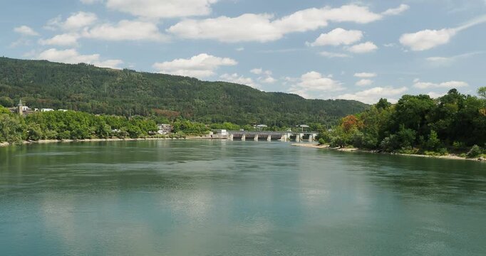 Das Wasserkraftwerk flussaufw&auml;rts am deutschen und schweizerischen Ufer, gesehen von der Holzbr&uuml;cke zwischen Bad-S&auml;ckingen und Stein
