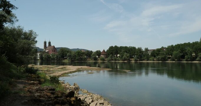 Ufer des Oberrheins oberhalb von Stein in Aargau in der Schweiz mit herrlichem Blick auf Bad S&auml;ckingen in Deutschland, St. Fridolinsm&uuml;nster, den Schlosspark entlang des Rheinwanderwegs
