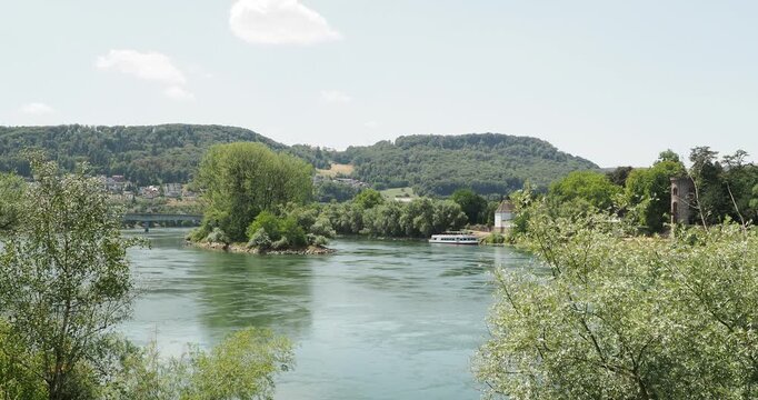 Die Fridolininsel liegt mitten im Rhein zwischen Bad S&auml;ckingen und Stein im Kanton Aargau. Blick von der alten Holzbr&uuml;cke
