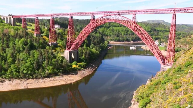 Le c&eacute;l&egrave;bre viaduc m&eacute;tallique de Garabit enjambant la Truy&egrave;re.