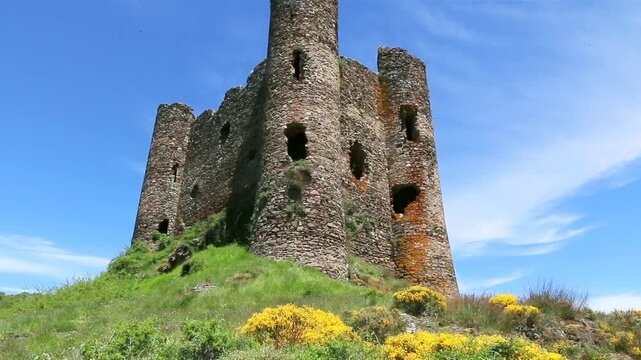 Ruine du ch&acirc;teau moyen&acirc;geux d'Alleuse pr&egrave;s de la Truy&egrave;re.