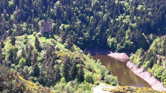 Site  du ch&acirc;teau moyen&acirc;geux d'Alleuse pr&egrave;s de la Truy&egrave;re.