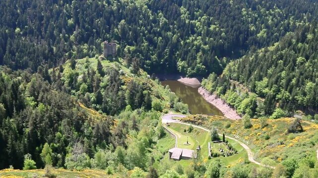 Site  du ch&acirc;teau moyen&acirc;geux d'Alleuse pr&egrave;s de la Truy&egrave;re.