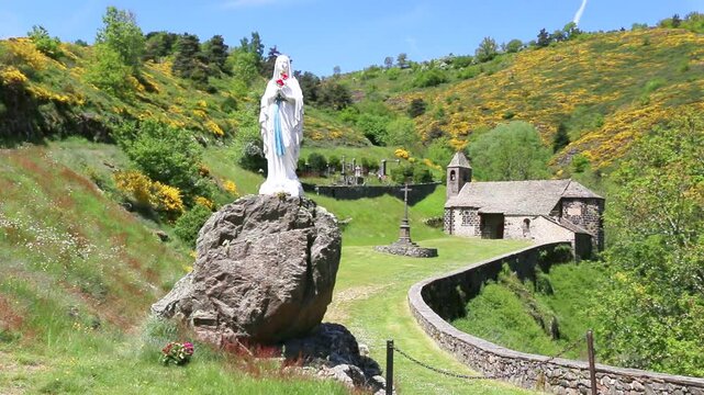 Ancien site religieux d'Alleuze, statue, chapelle et cimeti&egrave;re.