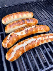 Bratwürste auf dem Grill – Perfekter Grillgenuss im Sommer © Tobias