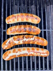 Bratwürste auf dem Grill – Perfekter Grillgenuss im Sommer © Tobias