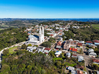 Fototapeta premium Monte Belo do Sul – aerial view of the small town atop the hill in the Serra Gaúcha