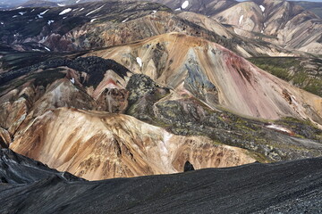 Aussicht vom Berg Bláhnukur auf Brennisteinsalda am Wanderweg Laugavegur in Landmannalaugar, Island © Andreas P