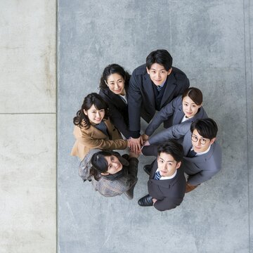 成功へ向かい笑顔で結束する日本人ビジネスチームの強い絆