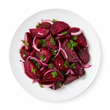 Rote-Bete-Salat mit roten Zwiebeln und Petersilie, frisch und farbstark auf wei&szlig;em Teller serviert. Studioaufnahme in Draufsicht vor wei&szlig;em Hintergrund, freigestellt.