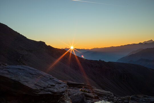 Panorama au lever de soleil du Mont Blanc