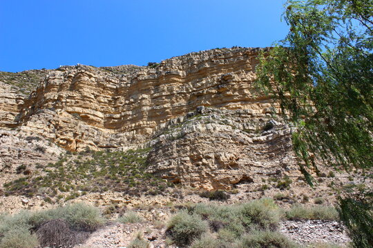 Beeindruckende Kalksteinfelsen in der Landschaft am Ebro in Spanien