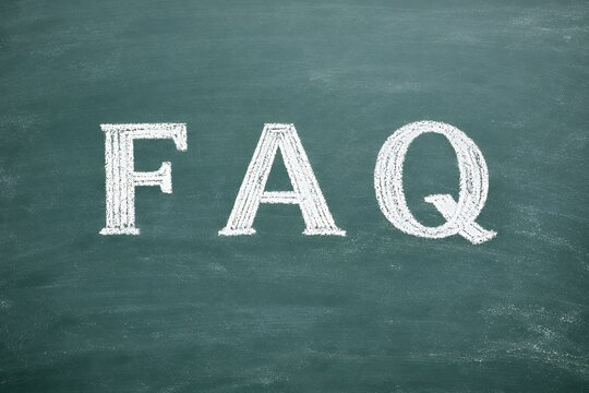 よくある質問と回答を意味するFAQのチョーク文字