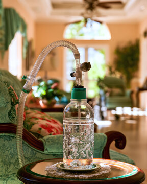 Oxygen concentrator humidifier bottle breathing aid indoor care home living room sunlight oxygen therapy medical equipment transparent water bottle clear tube air