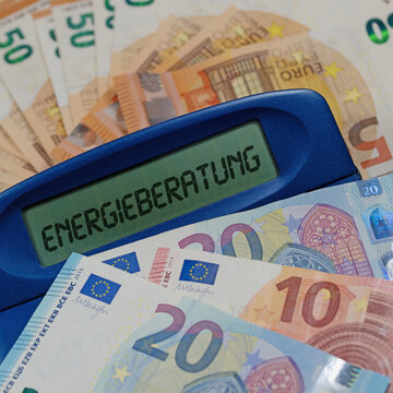 Taschenrechner mit dem Wort Energieberatung im Display