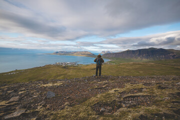 Obraz premium hiker overlooks Grundarfjordur from a rocky ridge in West Iceland