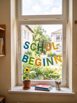 Bunte Girlande Schulbeginn am Fenster mit Sonnenblume