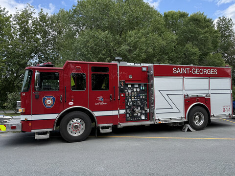 Un camion de pompier de la ville de Saint-Georges de Beauce, 911, Qu&eacute;bec, Canada.	
