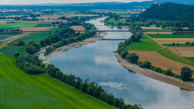 Blick auf einen Fluss umgeben von Feldern und B&auml;umen in einer l&auml;ndlichen Umgebung