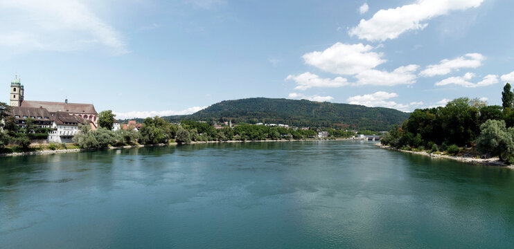 Bad S&auml;ckingen am Oberrhein. Der Rheinverlauf zwischen dem Wasserkraftwerk und der alten Holzbr&uuml;cke, die das deutsche und das schweizerische Ufer bei Stein im Aargau verbindet
