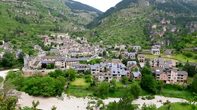 Le village de Sainte-Ennemie, au bord de la rivi&egrave;re Tarn.