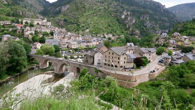 Le village de Sainte-Ennemie, au bord de la rivi&egrave;re Tarn.