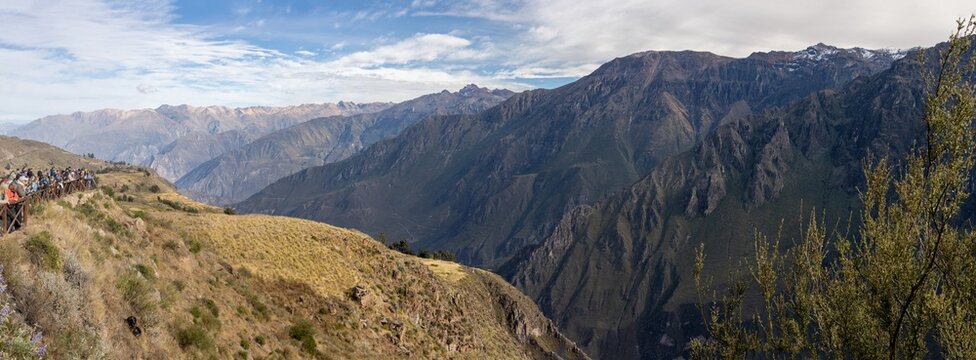 Turistas en el "Mirador del C&oacute;ndor", en el Ca&ntilde;&oacute;n del Colca de la regi&oacute;n Arequipa Per&uacute;