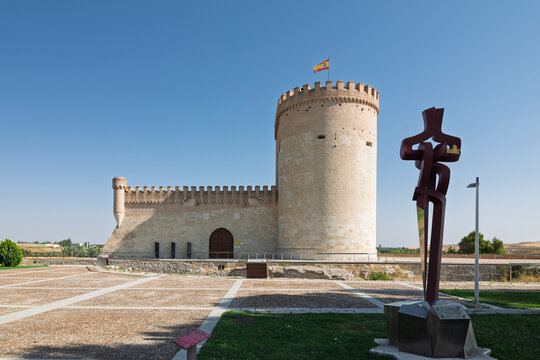 Ar&eacute;valo, spain; 07 25 2026 arevalo castle main tower and spanish flag flying