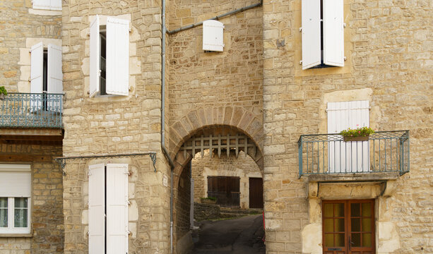 Porte avec herse, village de S&eacute;verac-le-Ch&acirc;teau, Aveyron, France