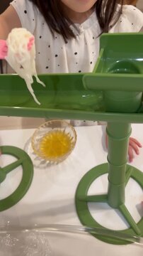 流しそうめんを取る子供