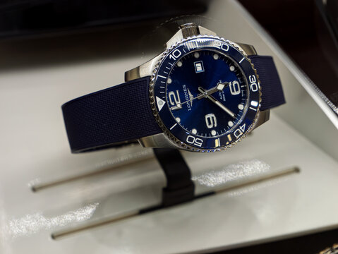 Luxury Dive Watch with Blue Dial and Rubber Strap