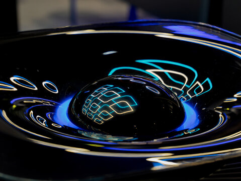 Dynamic Liquid Motion Creating Mesmerizing Reflections