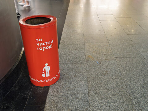 Moscow Subway Trash Can Promoting Cleanliness
