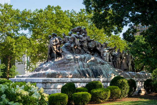 Newark, NJ - US - Jul 26, 2026 Gutzon Borglum&rsquo;s colossal bronze Wars of America sculpture anchors Newark&rsquo;s Military Park, portraying a surge of figures symbolizing the nation&rsquo;s enduring struggle.
