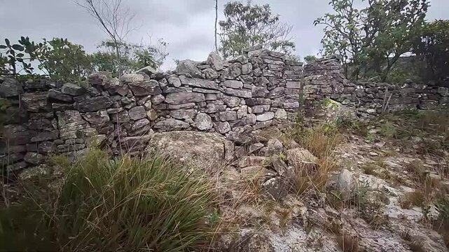 muro de pedra na cidade de Gr&atilde;o Mogol, Estado de Minas Gerais, Brasil