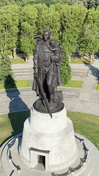 Sowjetisches Ehrenmal Treptow Soviet War Memorial Berlin Germany Monument Soldier Statue Memorial Park Green Landscape Historic Landmark Architecture Europe