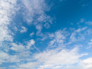 Obraz premium Blue sky with white fluffy summer clouds forming natural background