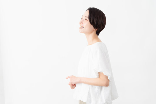 白いブラウスを着ている女性　ライフスタイルイメージ