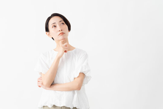 白いブラウスを着ている女性　ライフスタイルイメージ