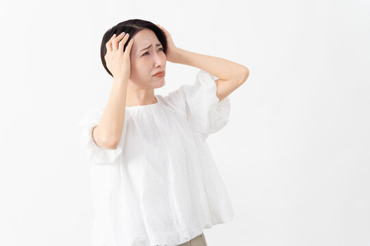 白いブラウスを着ている女性　ライフスタイルイメージ