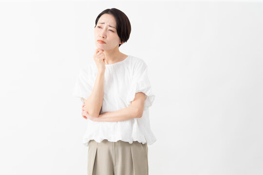 白いブラウスを着ている女性　ライフスタイルイメージ