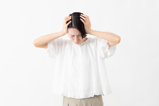 白いブラウスを着ている女性　ライフスタイルイメージ