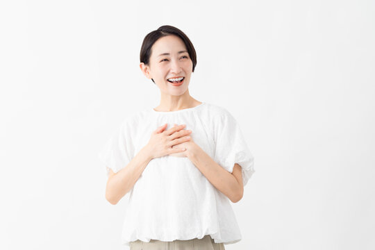 白いブラウスを着ている女性　ライフスタイルイメージ
