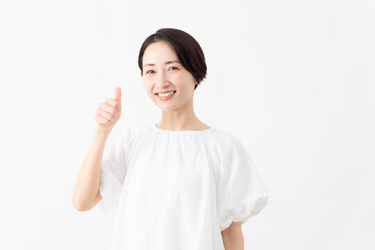 白いブラウスを着ている女性　ライフスタイルイメージ