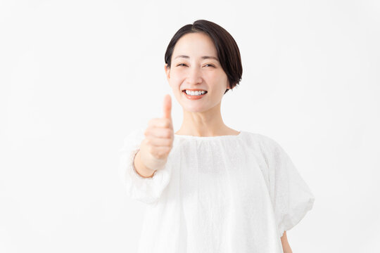 白いブラウスを着ている女性　ライフスタイルイメージ
