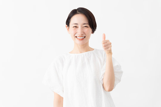 白いブラウスを着ている女性　ライフスタイルイメージ