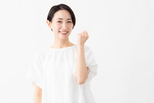 白いブラウスを着ている女性　ライフスタイルイメージ