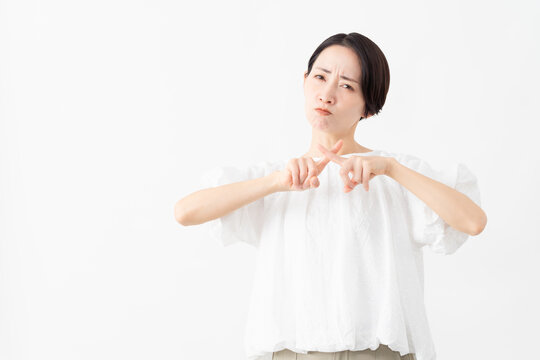 白いブラウスを着ている女性　ライフスタイルイメージ